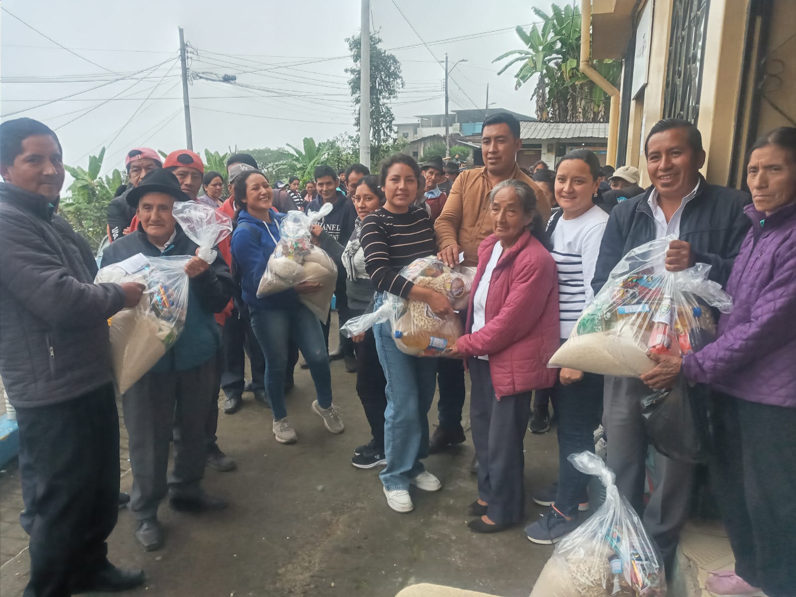 Entrega de víveres a comunidades